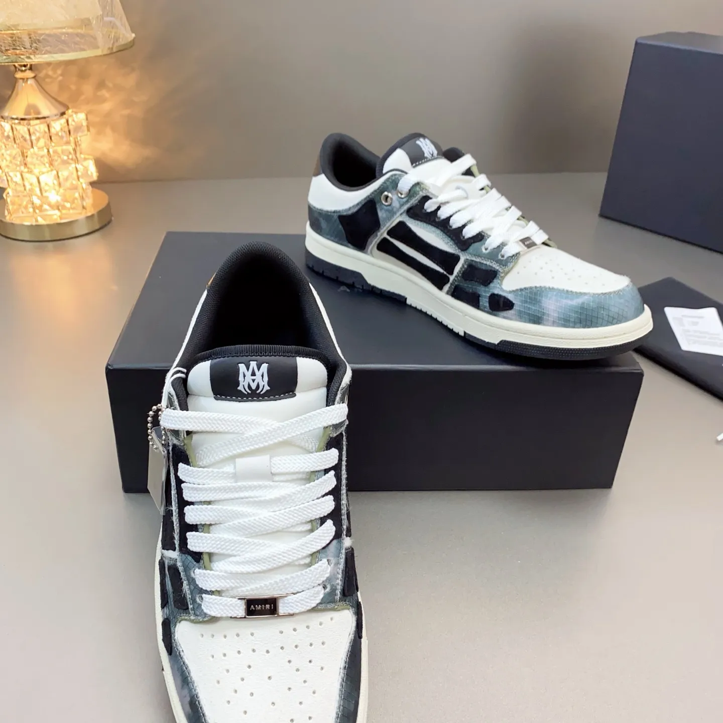 p580🐮🐮AMIRI Couple Style👑 The latest The Pacific Series Couple Style💀🦴Bone Stars Casual Sports Shoes Skateboard Shoes✔️ AMIRI's Pacific shoes are a sneaker that combines luxury and street style. Many celebrities and Internet celebrities have the same style. Its design and workmanship are very exquisite. Made of high-grade cow leather, soft to the touch and highly durable. 💎Fabrics: Original custom imported first-layer cowhide 💎Inner lining: Original customized breathable mesh 💎Foot: Original injection molded one-piece, comfortable, wear-resistant and not tiring for feet 💎Outsole: Original 1:1 molded three-color sole Original outsole 💎Sole thickness: 3CM 💎Size: Female 35-40 Male 39-46 💎Price; Top version 👑Special remarks Remark: (Female size 34 40 . Men's sizes 38 45 46 are customized and cannot be returned or exchanged. Please note when ordering! Thank you🤝🤝